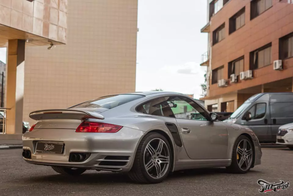 Porsche 911. Окрас суппортов, перелачка карбона и шумоизоляция локеров